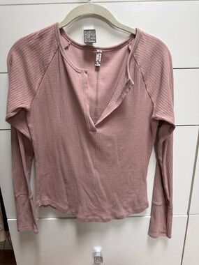 Women's Long-Sleeve Ribbed V-Notch Top - Dusty Pink